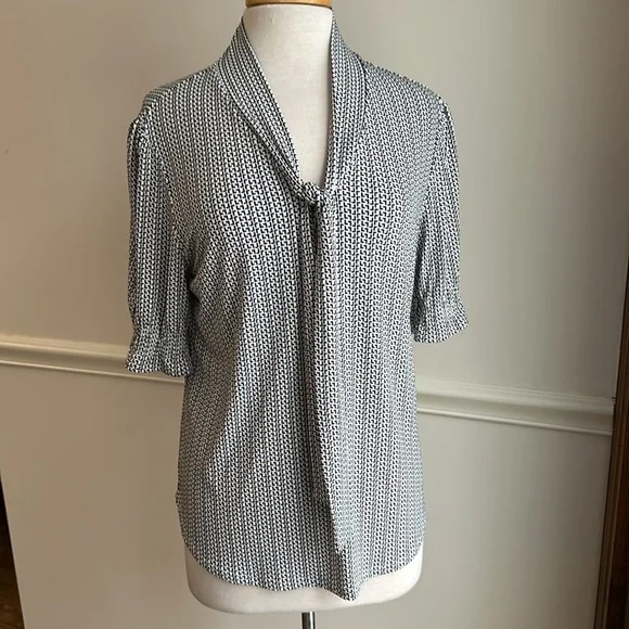 Adrianna Papell Smocked sleeve tie neck top black white geometric print LG NWT - Picture 2 of 9